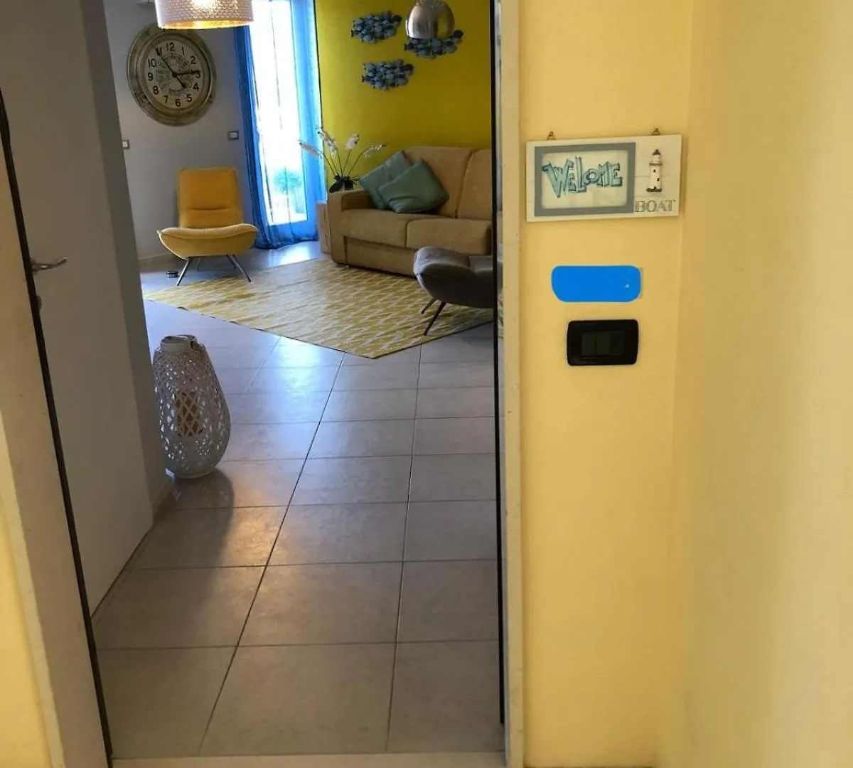 Faro Sul Mare Luxury Apartment - Zona Fiera Bari 0*,  Italia